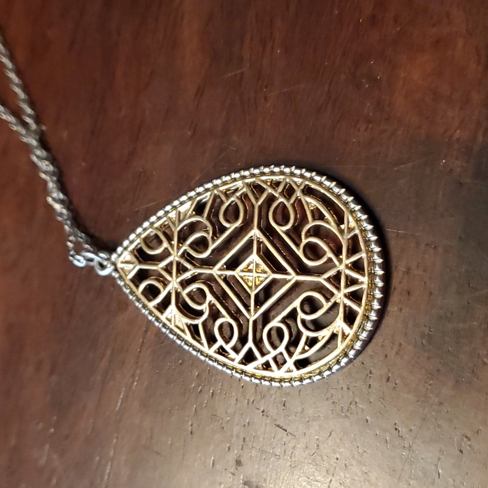 Openwork set earrings & necklace - Picture 2 of 9